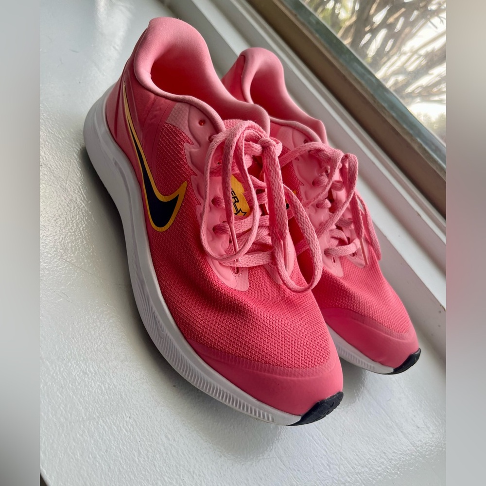 Nike Star Runner Size 5Y Running Shoes